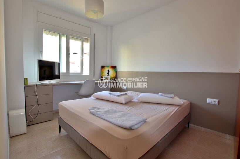 appartement rosas vente, 51 m², première chambre lumineuse avec lit double