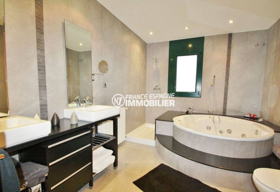 costa brava house: ref.3582, salle de bains avec baignoire + douche, double vasque et wc