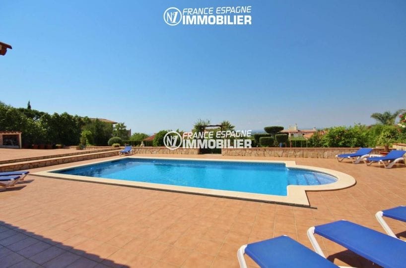 achat maison espagne costa brava, terrain 1266 m², vue sur la piscine, environnement agréable