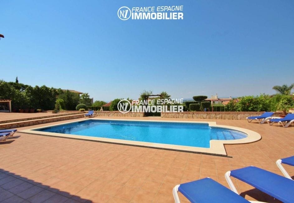 achat maison espagne costa brava, terrain 1266 m², vue sur la piscine, environnement agréable