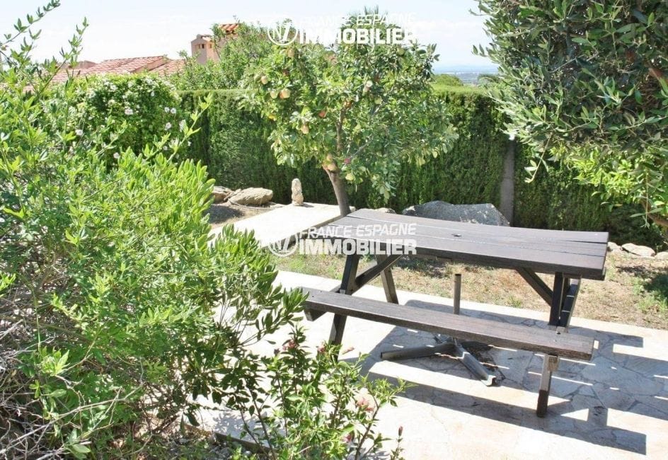 achat immobilier costa brava: villa de 516 m², vue sur les arbres fruitiers du jardin