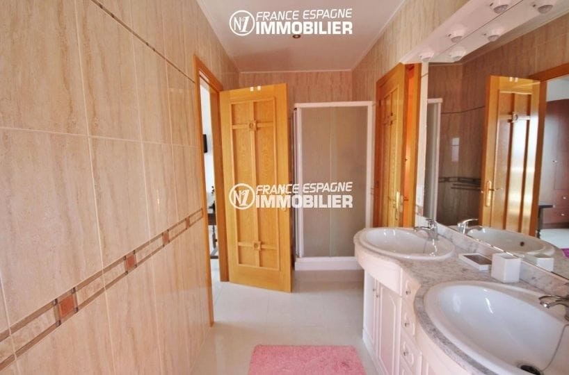 immobilier espagne costa brava vue mer: villa 516 m², salle d'eau avec douche, vasque et wc