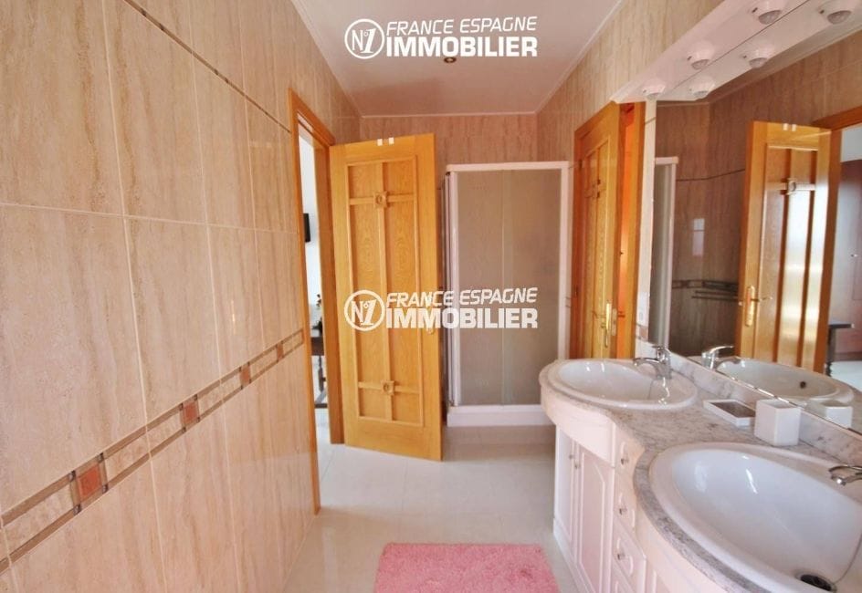 immobilier espagne costa brava vue mer: villa 516 m², salle d'eau avec douche, vasque et wc