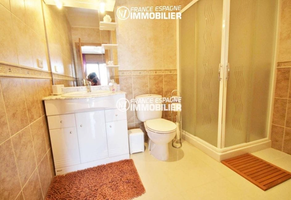 a vendre costa brava: villa 516 m², salle d'eau de la chambre communicante, douche, vasque et wc