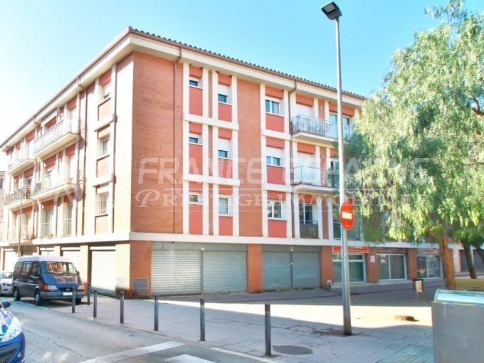 roses espagne: commerce local en plein centre-ville, proche plage et commerces