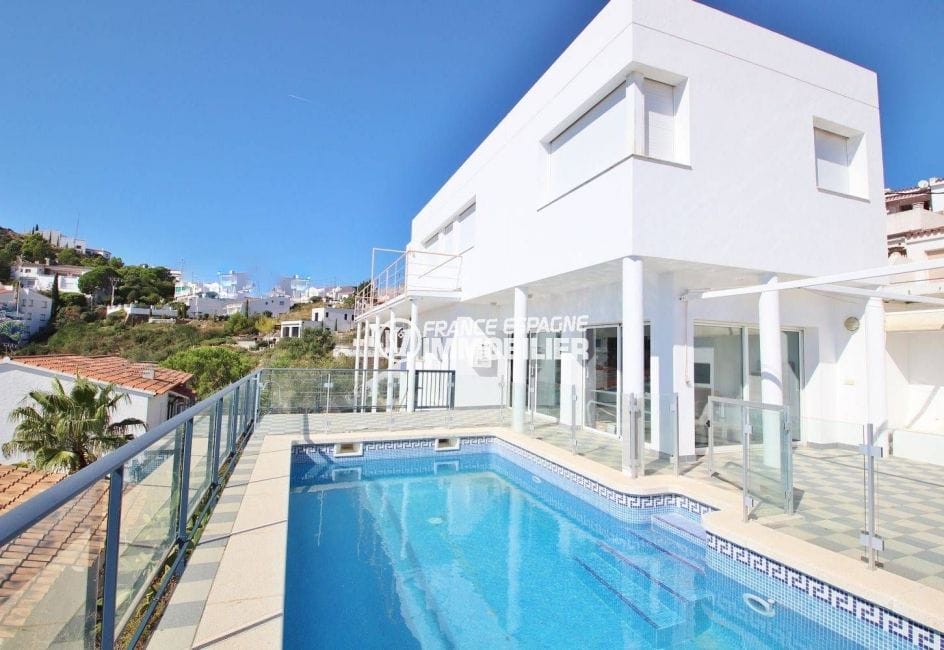 immobilier espagne costa brava: villa 230 m², aperçu de la façade contemporaine avec piscine