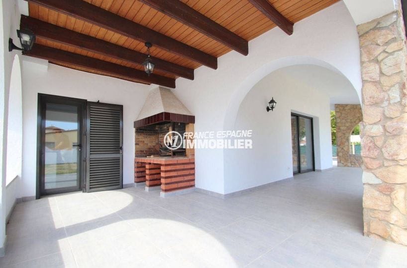 agence empuriabrava: villa 254 m², terrasse avec arcades semi ouverte, barbecue en pierre