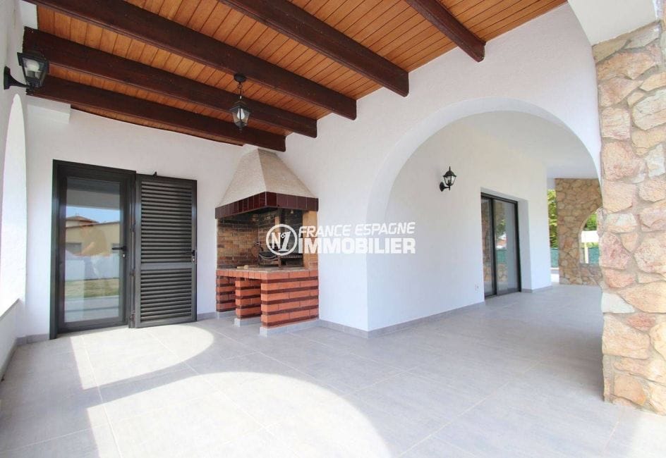 agence empuriabrava: villa 254 m², terrasse avec arcades semi ouverte, barbecue en pierre