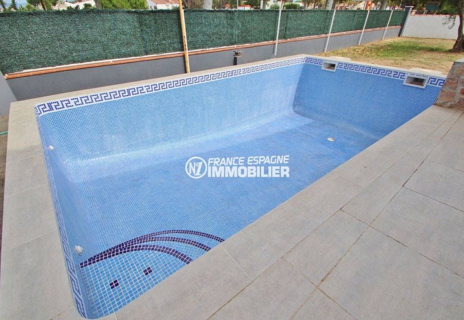 maison a vendre espagne costa brava, secteur résidentiel, aperçu de la piscine 8 m x 4 m
