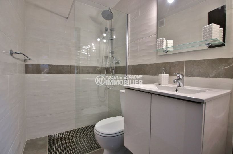 empuriabrava immo: appartement 2 pièces 40 m², salle d'eau avec douche et wc