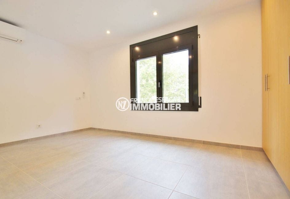 vente immobilier costa brava: villa 234 m², première suite parentale lumineuse avec placards