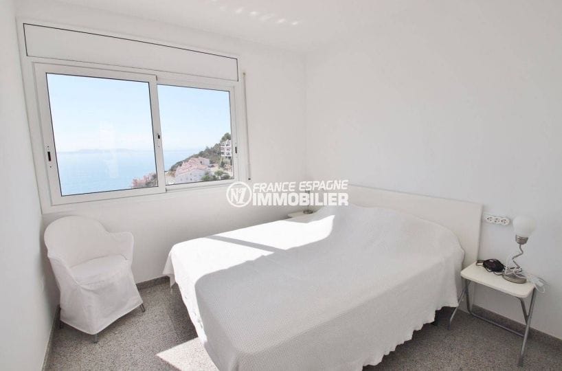 agence immobilière costa brava: villa 230 m², suite parentale avec lit double vue mer