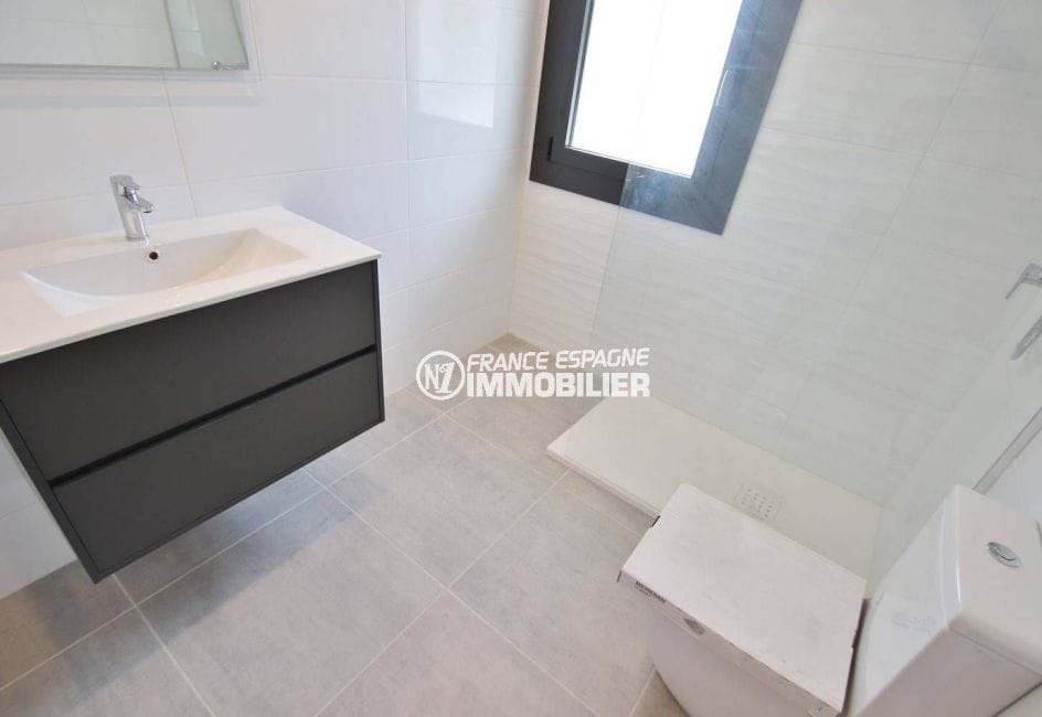 vente immobilière costa brava: villa 234 m², salle d'eau avec douche, vasque et wc