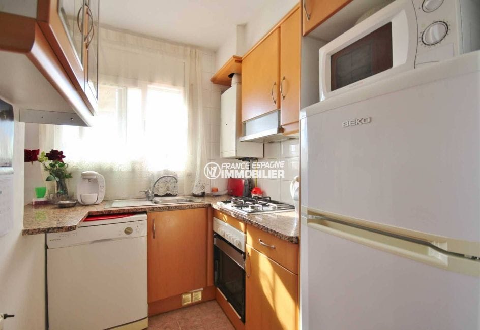 immobilier ampuriabrava: villa 96 m², cuisine indépendante équipée avec des rangements