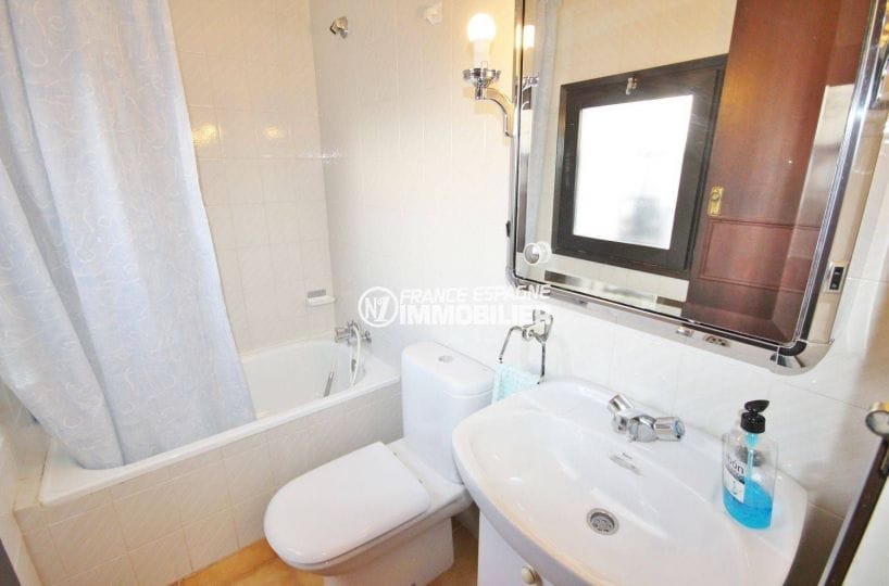 roses immobilier: villa 84 m², salle de bains avec baignoire, vasque et wc