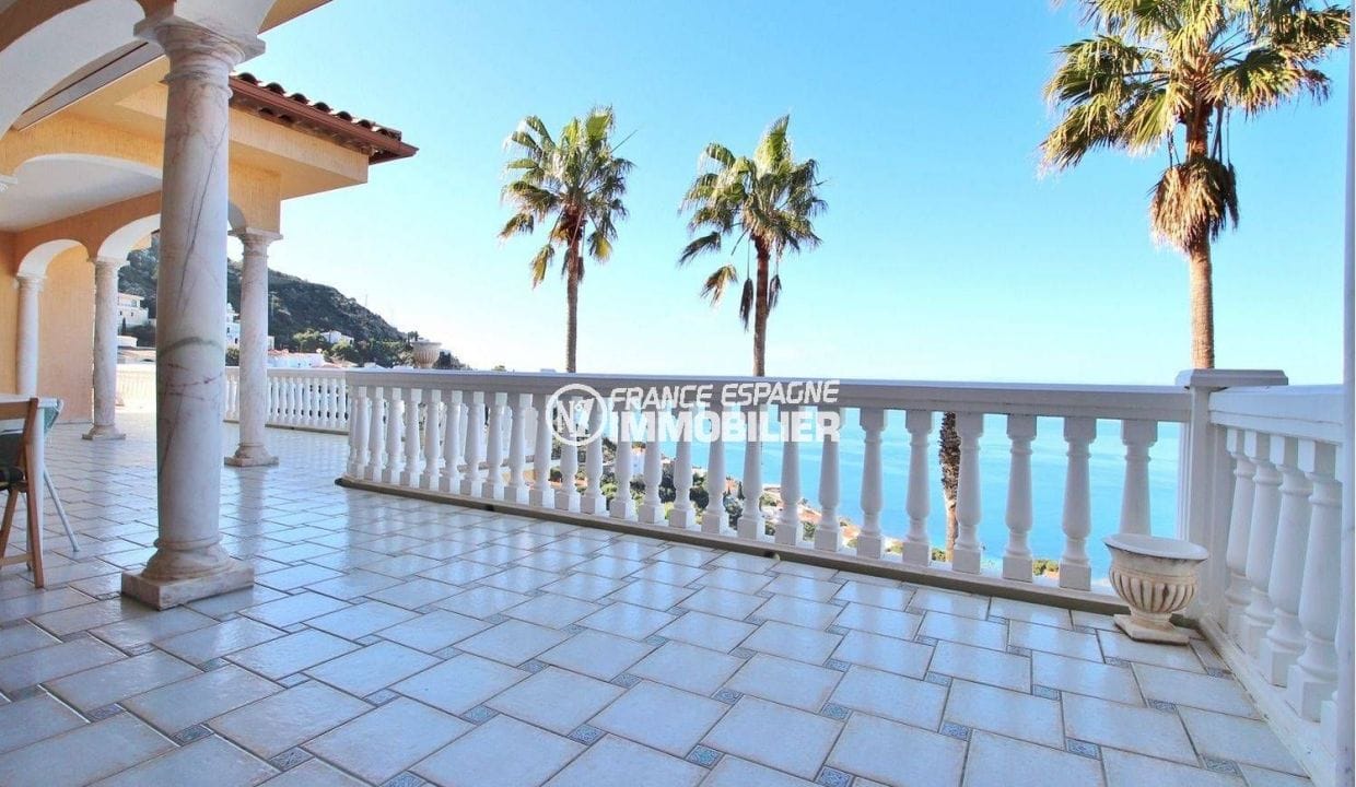 immo roses: villa ref.3614, vista de la terraza con palmeras y el mar