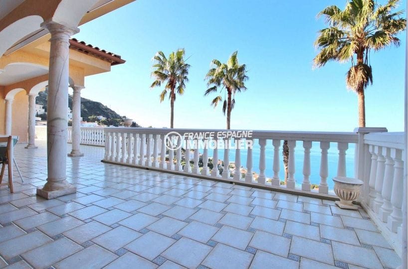 immo roses: villa ref.3614, aperçu de la terrasse avec les palmiers et la mer