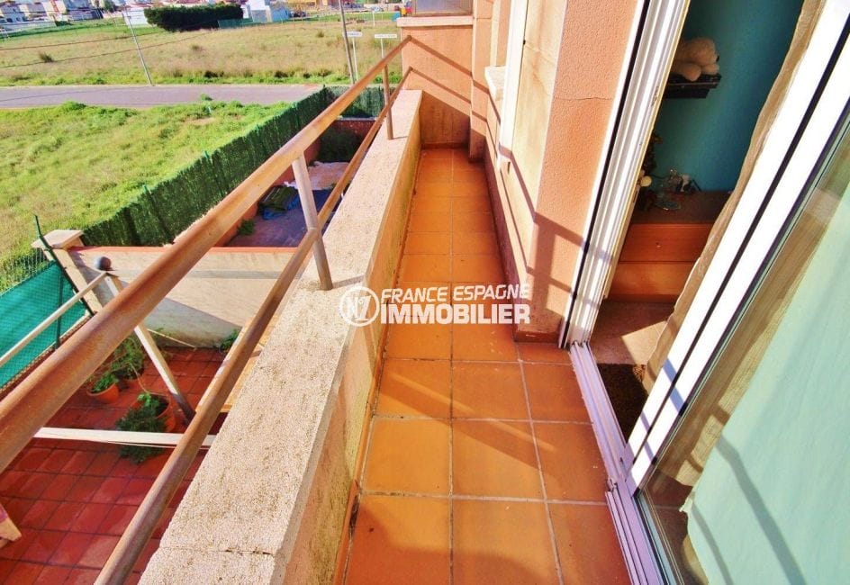 immobilier empuriabrava: villa 96 m², aperçu de la terrasse vue dégagée accès chambre