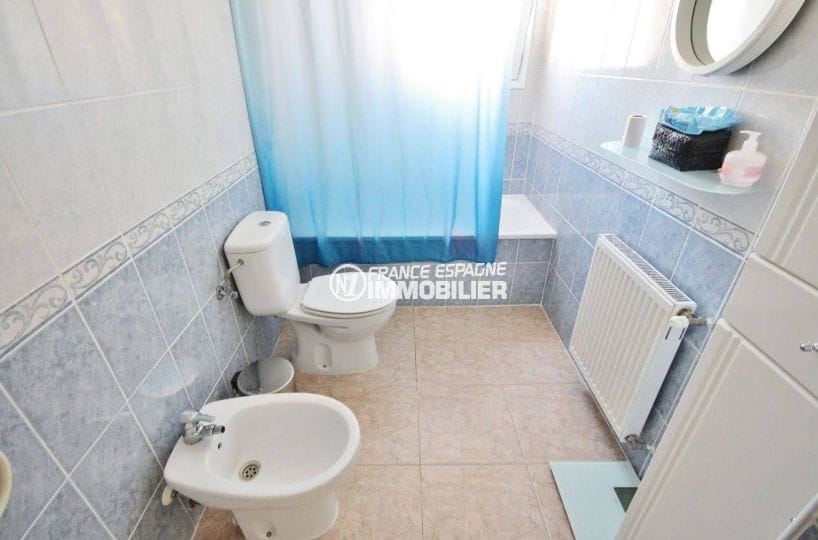 immobilier espagne costa brava: villa 96 m², salle de bains avec baignoire, lavabo et wc