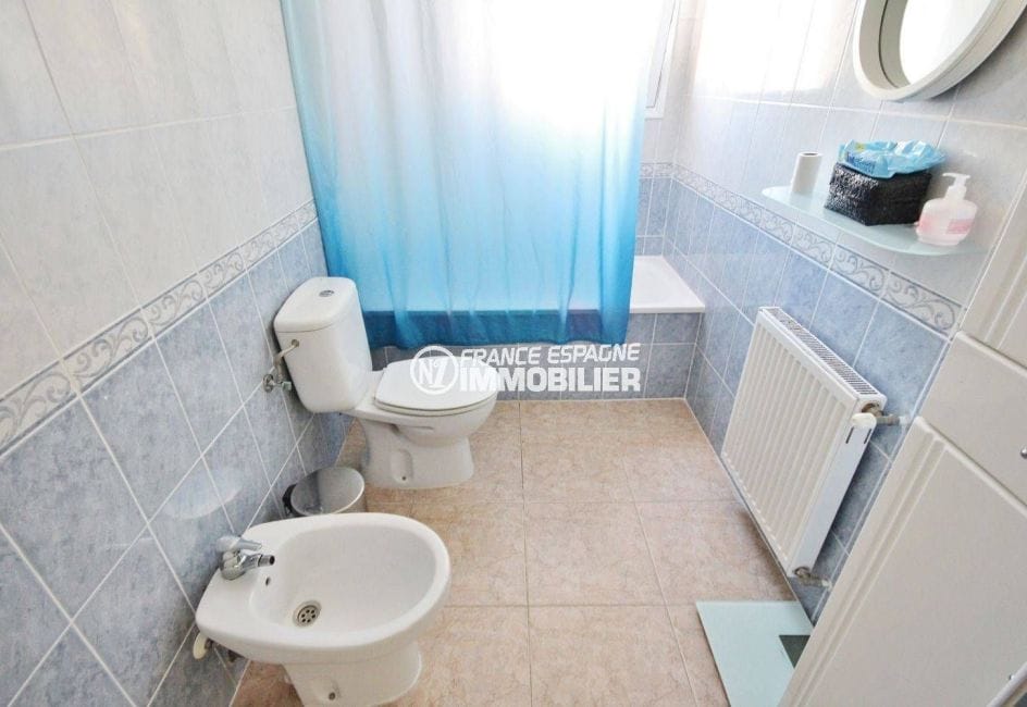immobilier espagne costa brava: villa 96 m², salle de bains avec baignoire, lavabo et wc