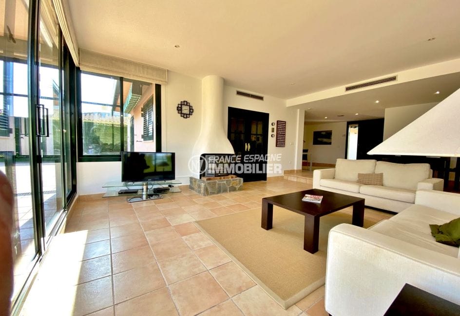 achat villa costa brava, 187 m² avec charmant salon, cheminée insert