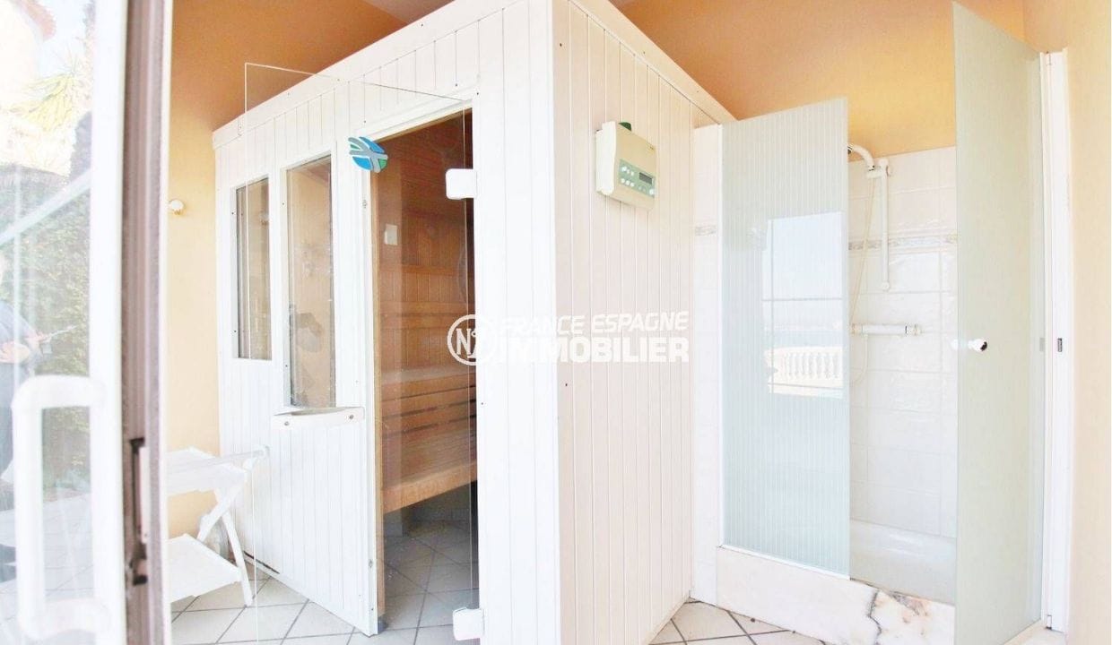 Immobiliària Roses: Xalet ref.3614, visió general de la sauna i la seva cabina de dutxa