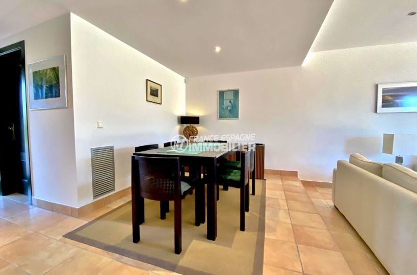 achat maison en espagne costa brava, 187 m² avec salon, coin repas, table et chaises