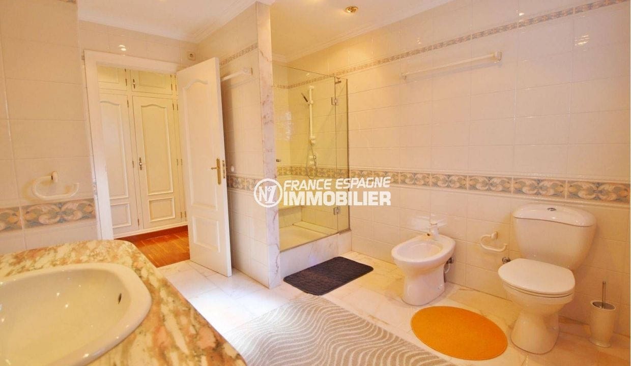 immo roses: villa ref.3614, bathroom of the first master suite