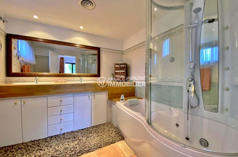 maison a vendre costa brava, villa 197 m², superbe salle de bain balnéo