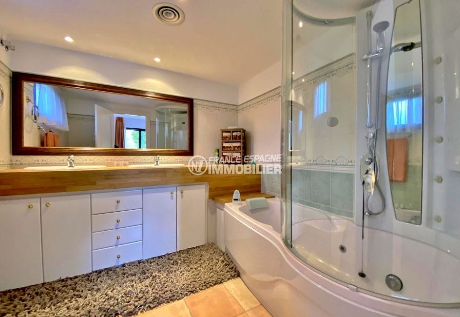maison a vendre costa brava, villa 197 m², superbe salle de bain balnéo