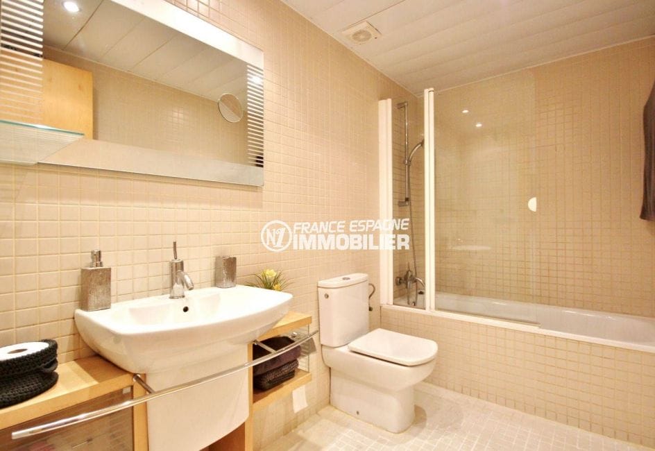 immobilier santa margarita, appartement 69 m² avec terrasse 35 m² vue canal, grande salle de bains claire