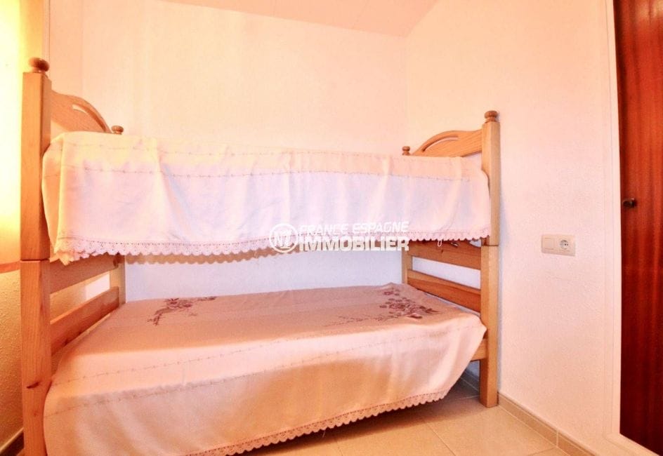 immo roses espagne: appartement ref.3667, deuxième chambre avec des lits superposés