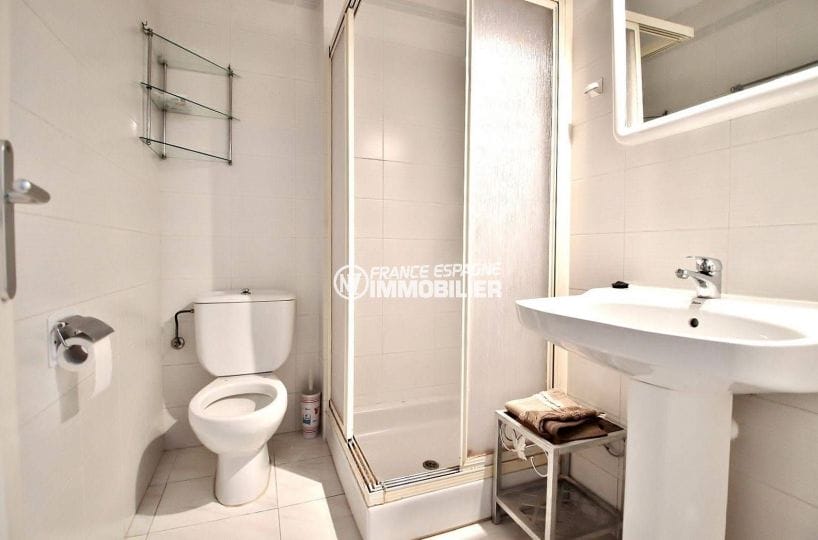 immo center rosas: ref.3664, salle d'eau avec cabine de douche, lavabo et toilettes