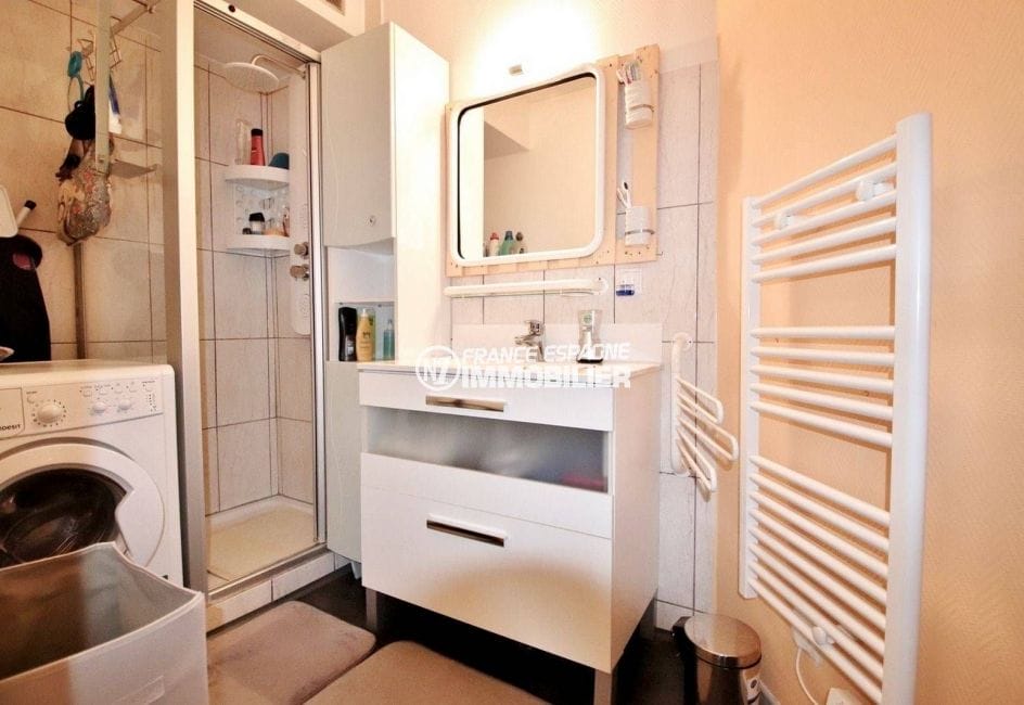 achat appartement rosas, ref.3666, salle d'eau avec cabine de douche et meuble vasque