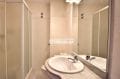 immobilier roses espagne: appartement ref.3667, salle d'eau avec une cabine de douche, une vasque et un wc
