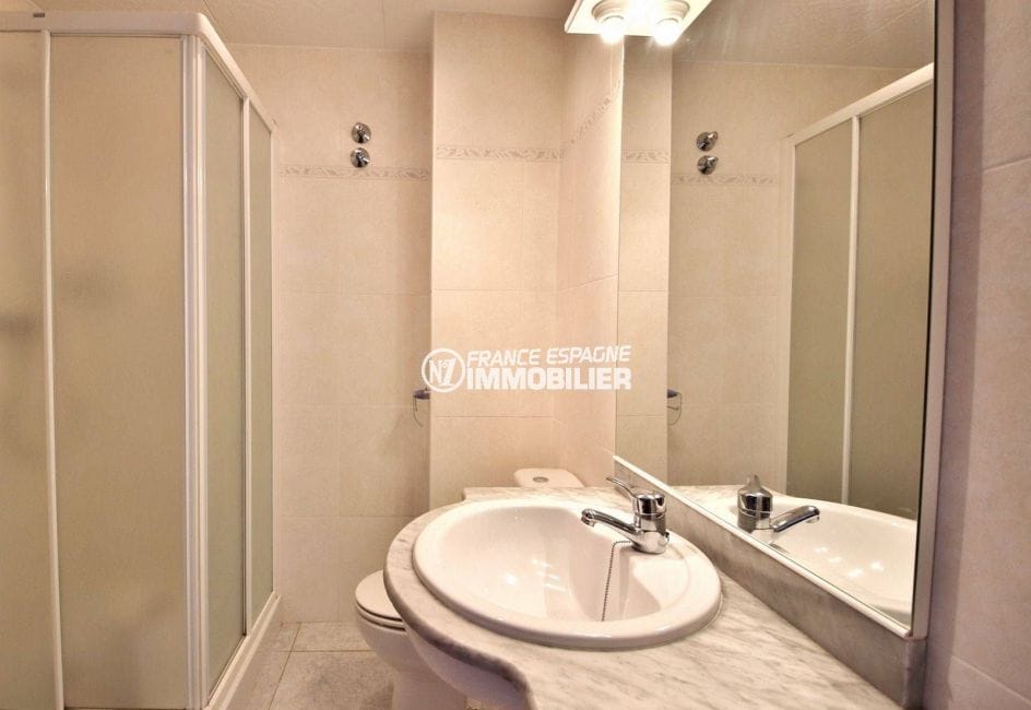 immobilier roses espagne: appartement ref.3667, salle d'eau avec une cabine de douche, une vasque et un wc