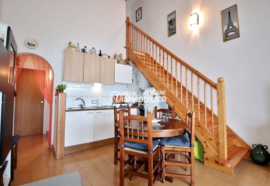 immo roses espagne: villa ref.3705, coin cuisine aménagé avec rangements + escalier