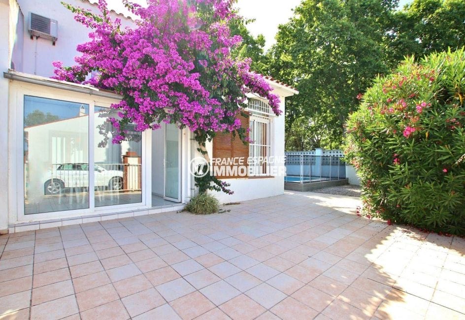 maison costa brava: vente 3 chambres 88 m², piscine et barbecue, vue sur la terrasse