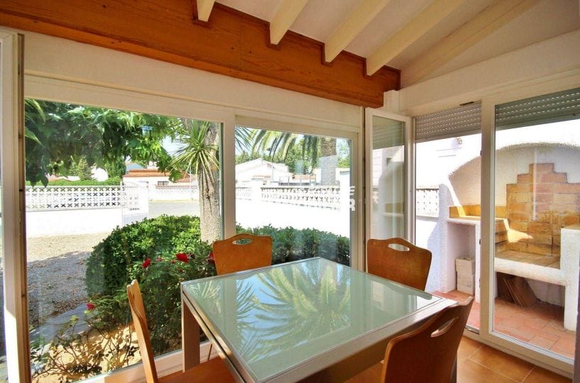 maison a vendre empuria brava, vue sur le séjour avec terrasse véranda