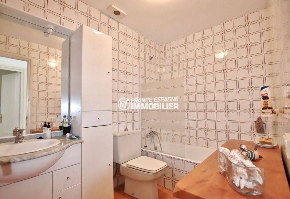 empuriabrava immobilier: appartement 54 m², salle de bain avec baignoir, rangements