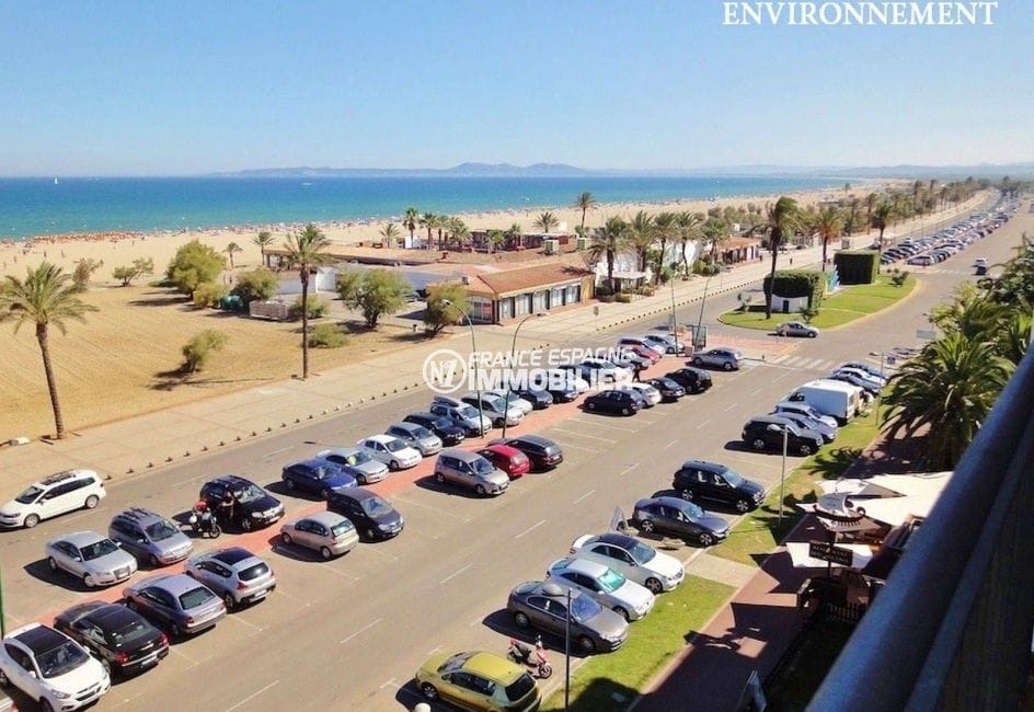 nombreuses places de parking public en face de la plage d'empuriabrava