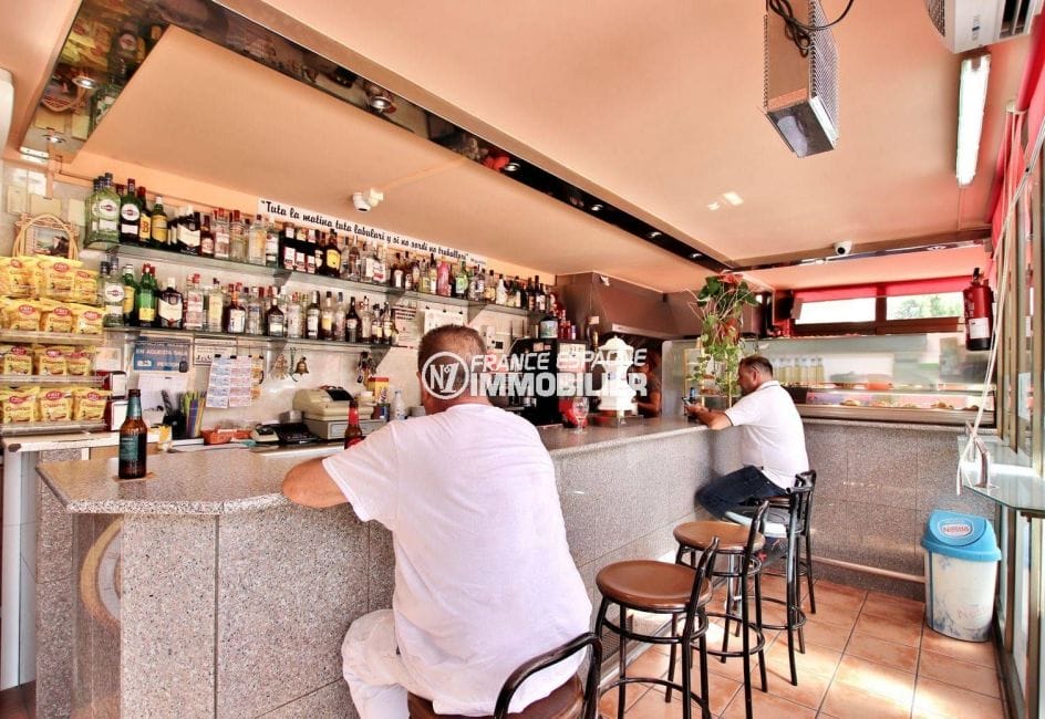 roses immobilier: commerce bar / restaurants sur deux étages 80 m², 44 couverts
