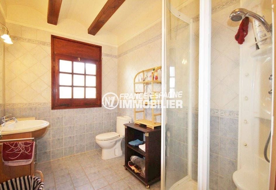 vente maison rosas, 6 chambres 377 m², salle d'eau avec cabine douche