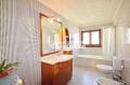maison roses, 6 chambres 377 m², deuxième salle de bain avec baignoire