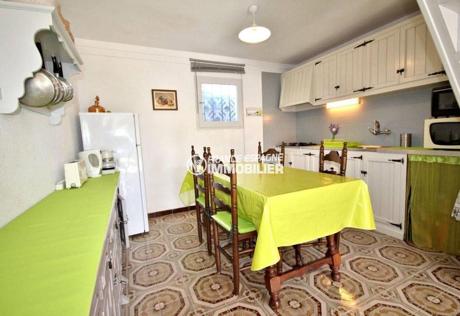 immo costa brava: villa à petit prix ref.3759, vue salle à manger et coin cuisine