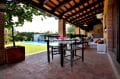 vente immobilier costa brava: villa sécurisée, coin repas et détente près de la piscine