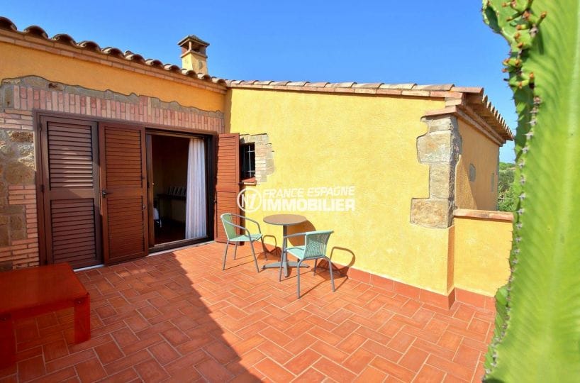 achat villa costa brava, ref.3762, terrasse espace détente accès à la première chambre