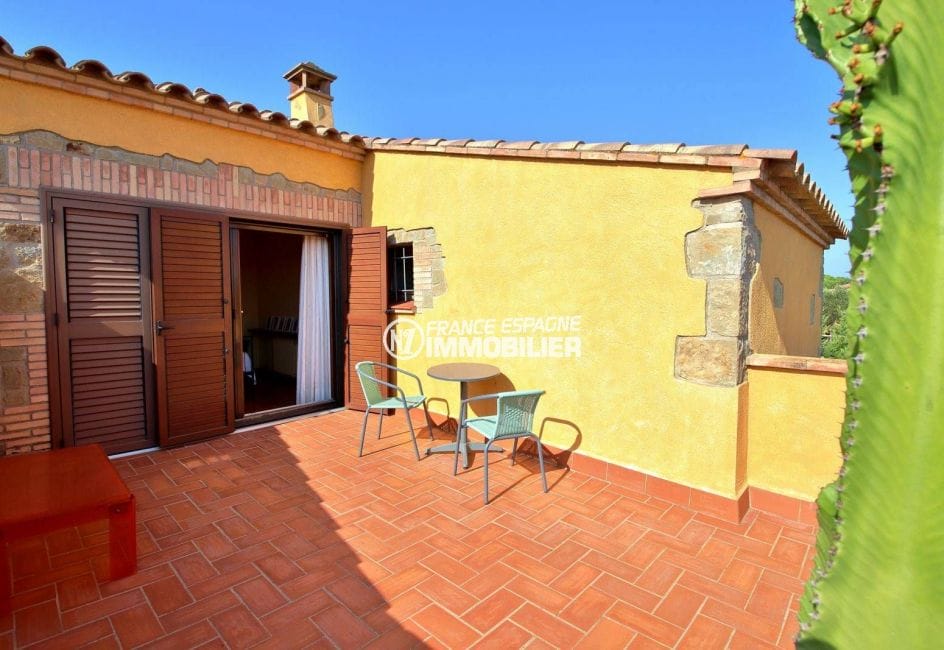 achat villa costa brava, ref.3762, terrasse espace détente accès à la première chambre