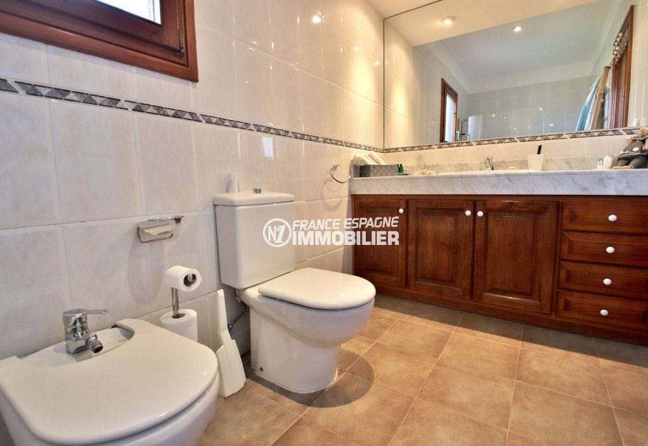 n1immobilier: villa 362 m², salle de bains avec meuble vasque, wc et bidet