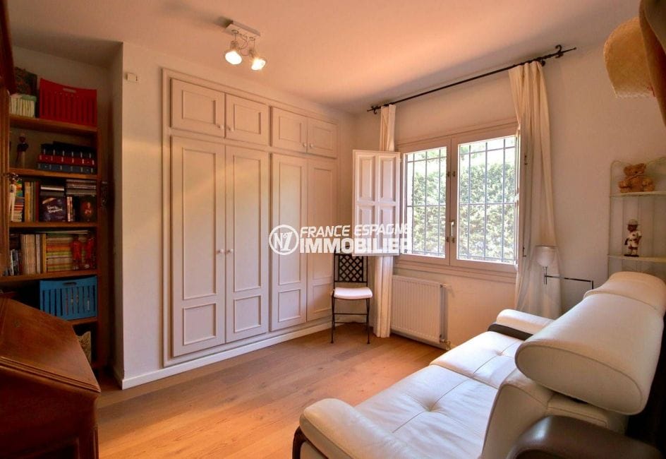 immobilier peralada: villa 362 m², quatrième chambre avec canapé et rangements